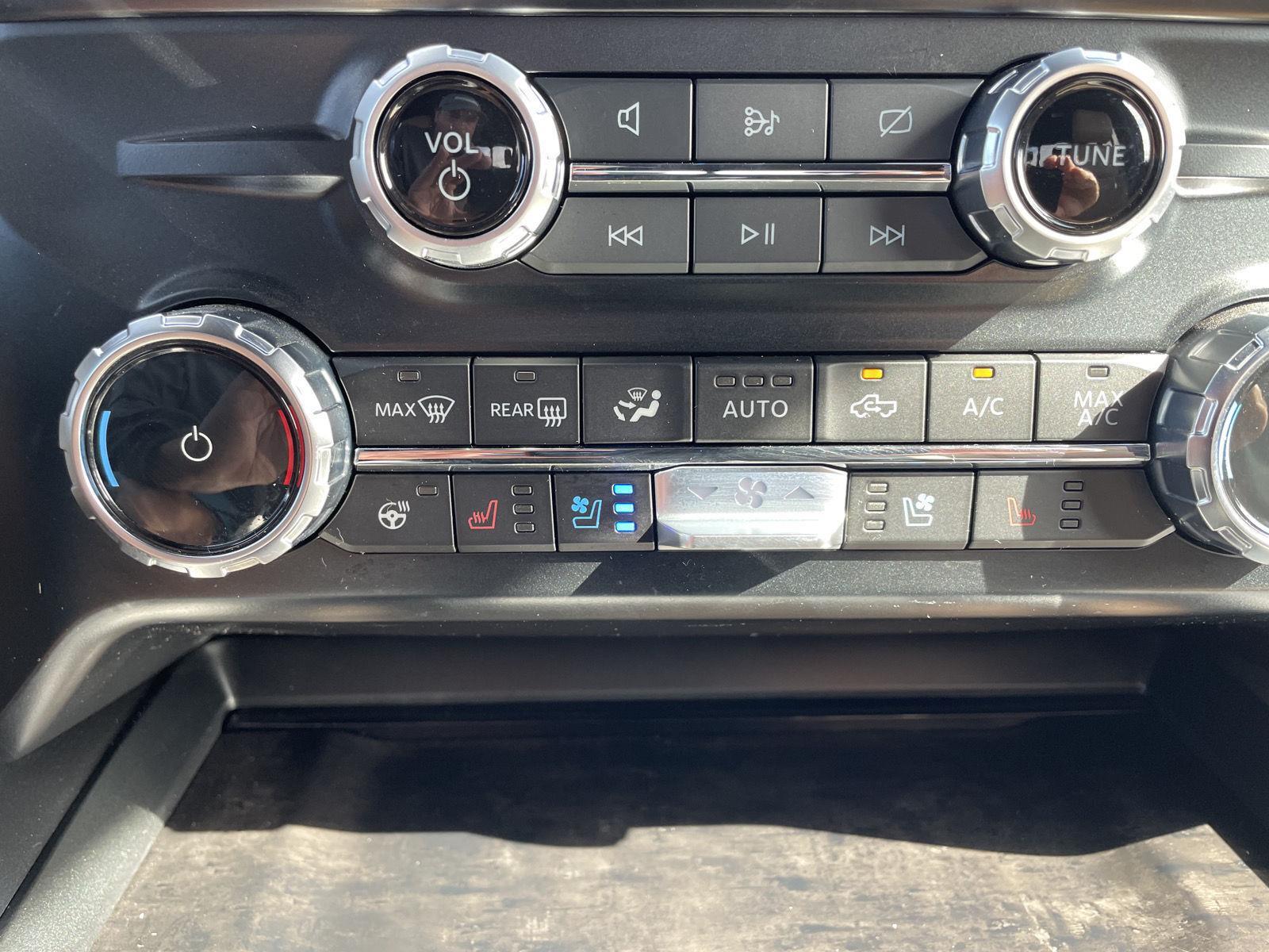 Vehicle photo 30