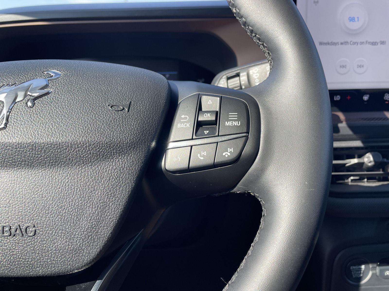 Vehicle photo 14