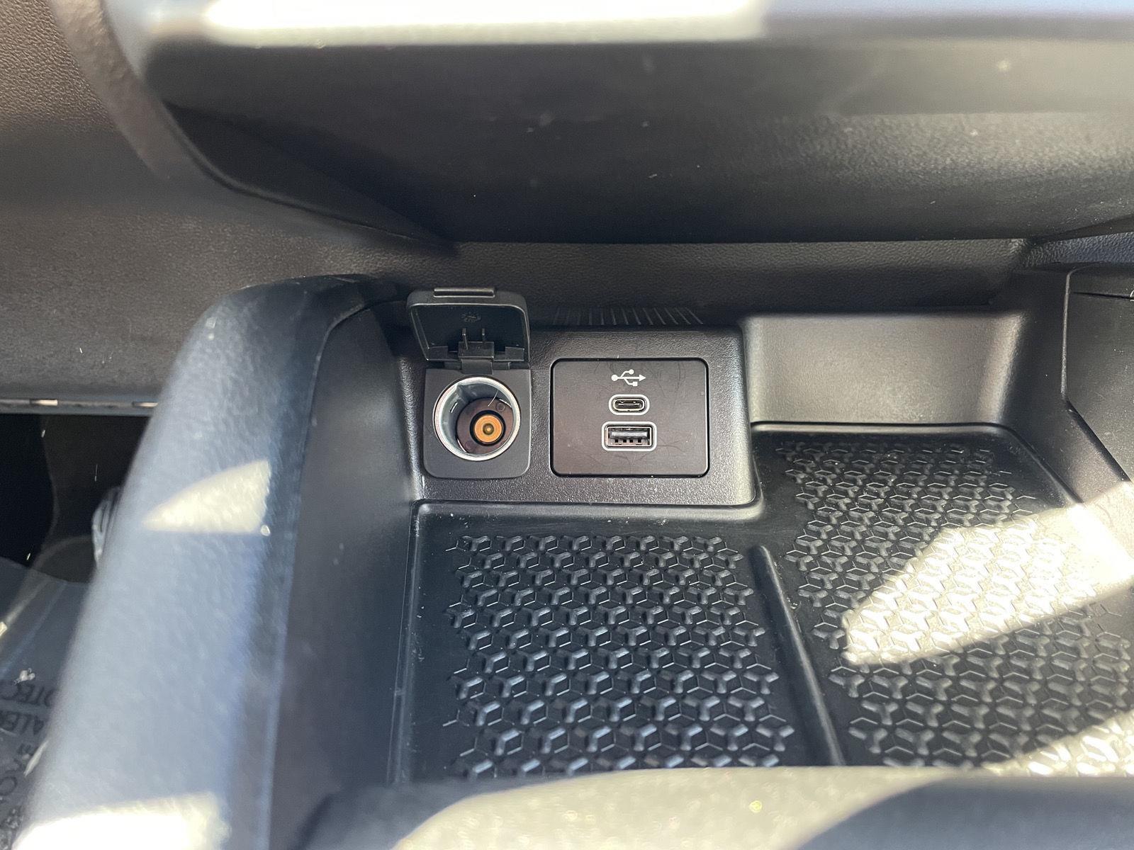 Vehicle photo 26