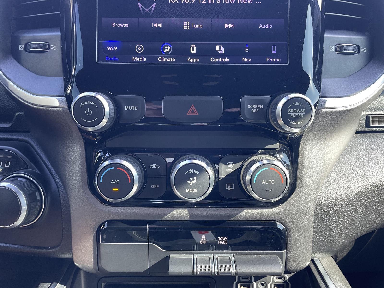 Vehicle photo 26