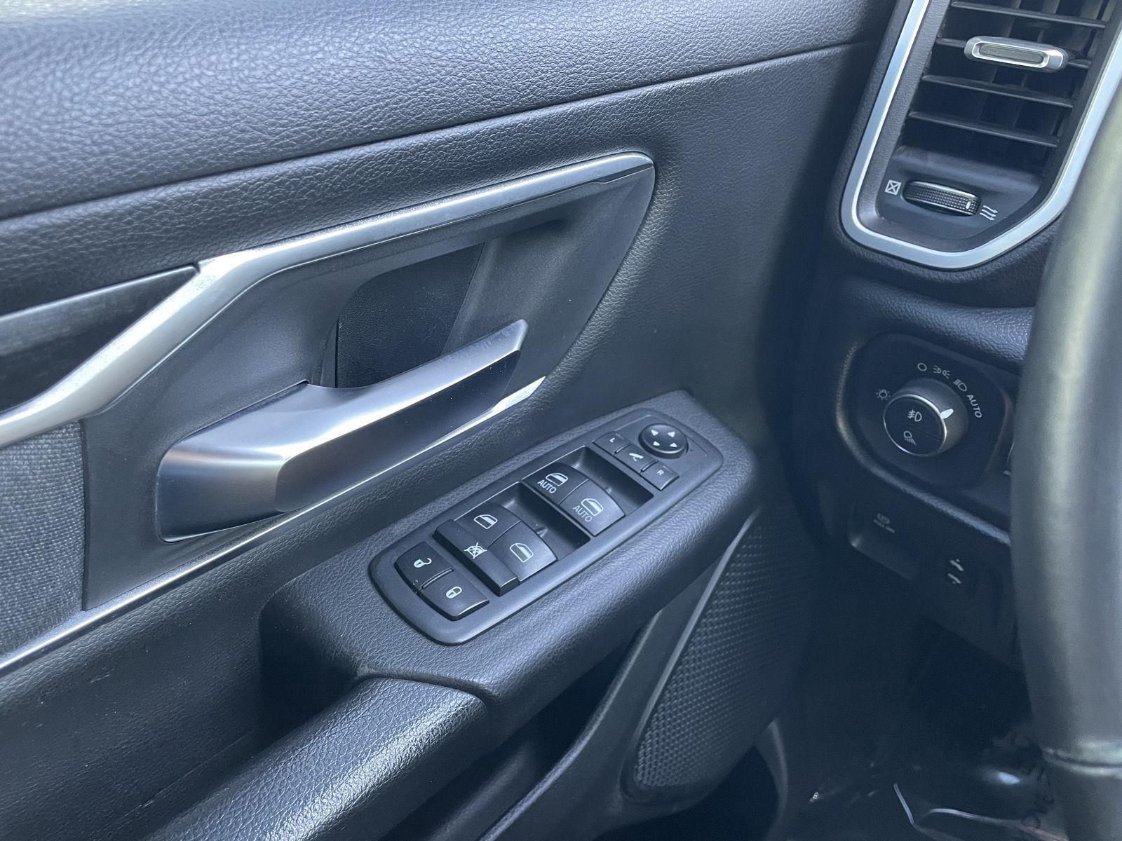 Vehicle photo 28
