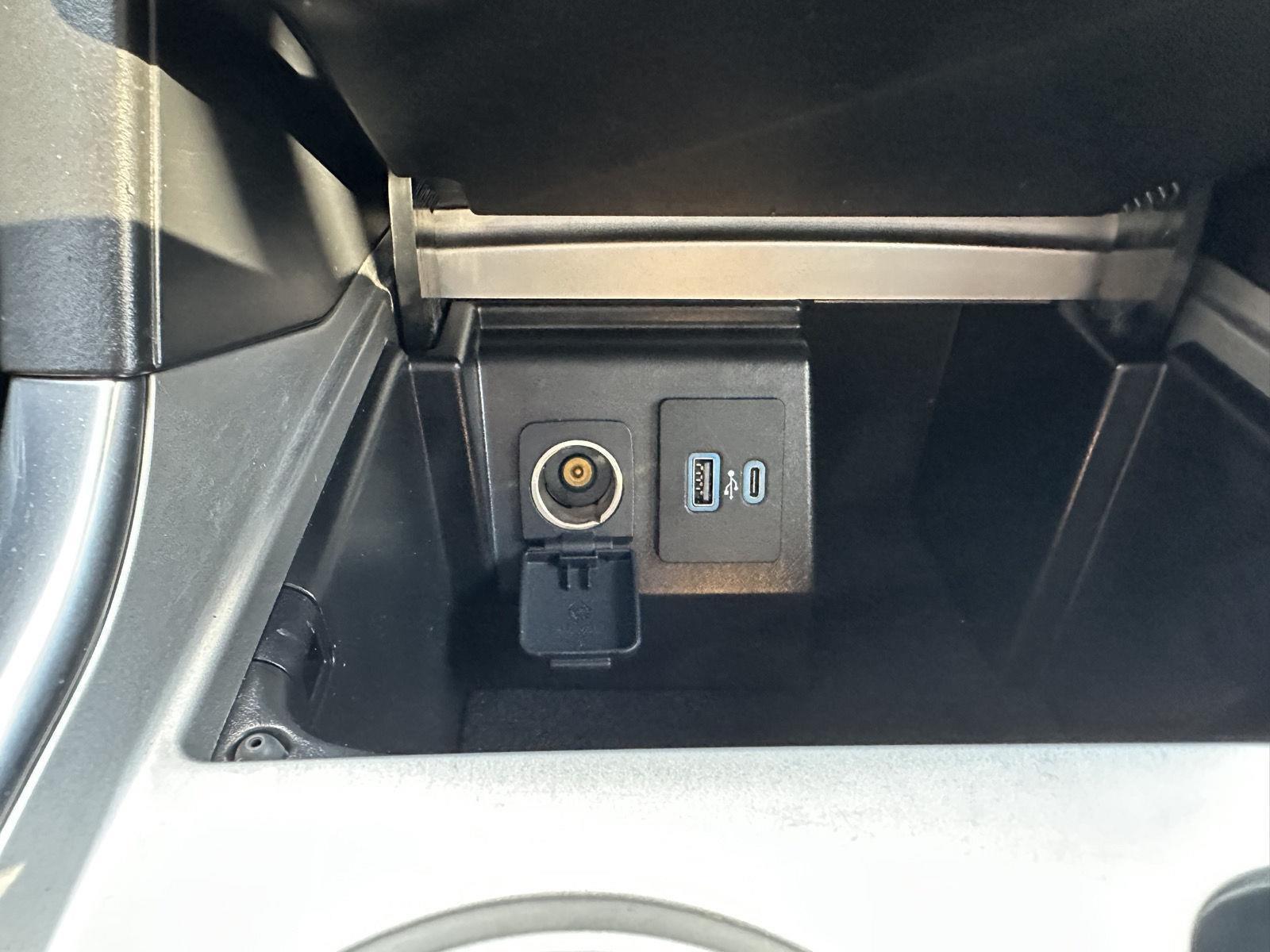Vehicle photo 30