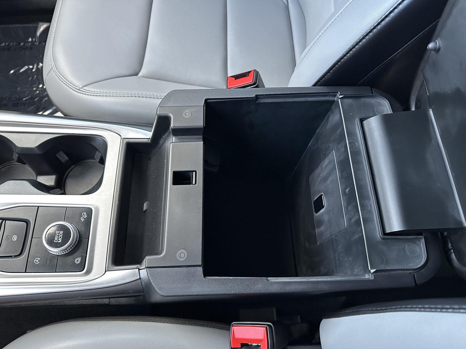 Vehicle photo 33