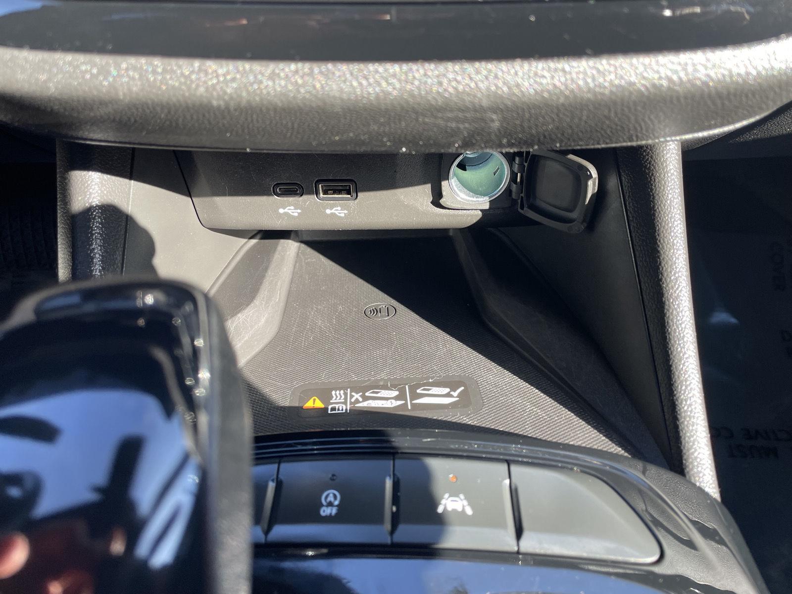 Vehicle photo 26