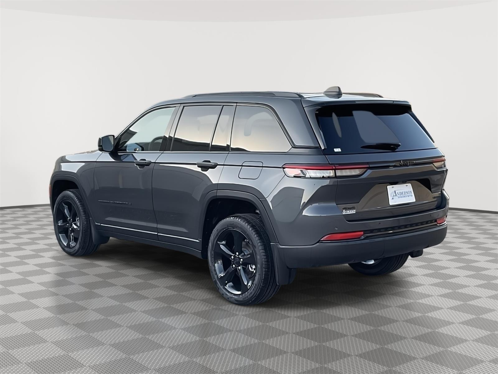 2025 Jeep Grand Cherokee Limited photo 3