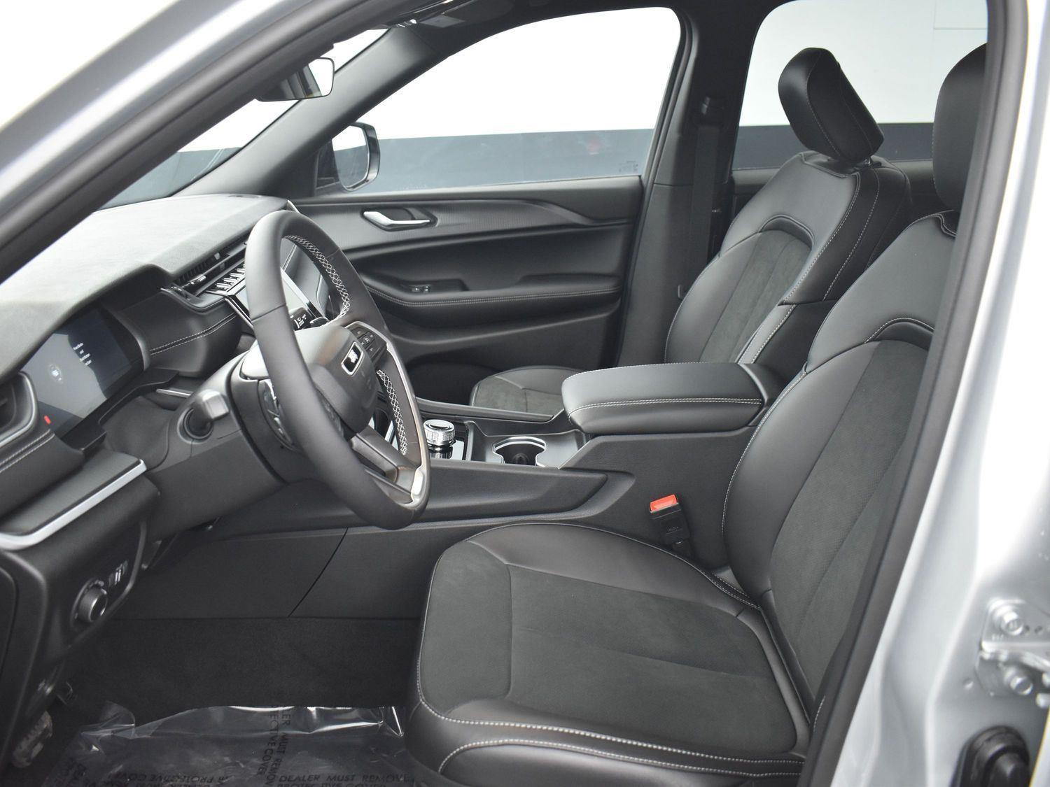2025 Jeep Grand Cherokee Laredo Altitude X photo 14