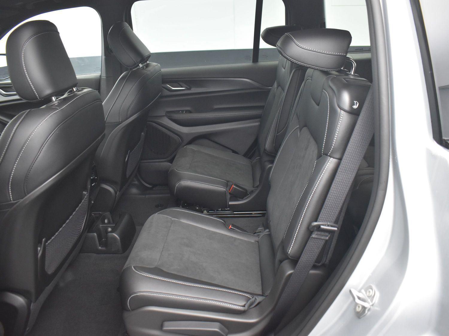 2025 Jeep Grand Cherokee Laredo Altitude X photo 17