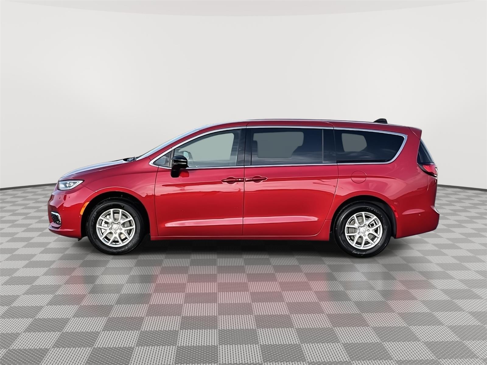 2025 Chrysler Pacifica photo 2