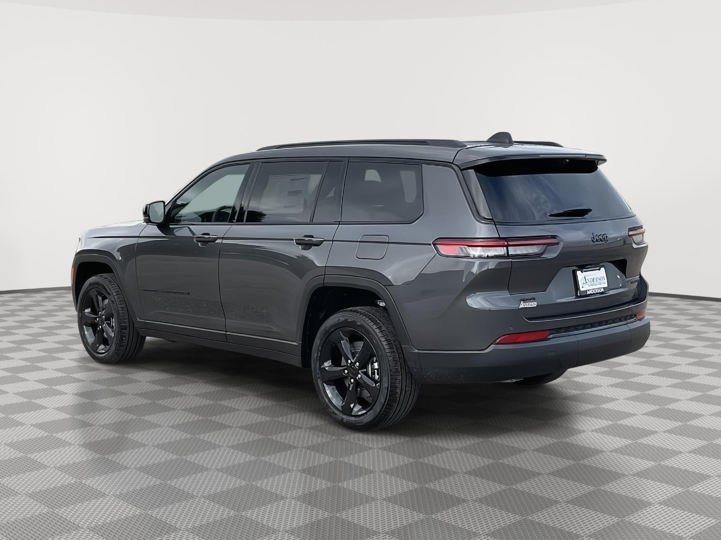 2025 Jeep Grand Cherokee Limited photo 3