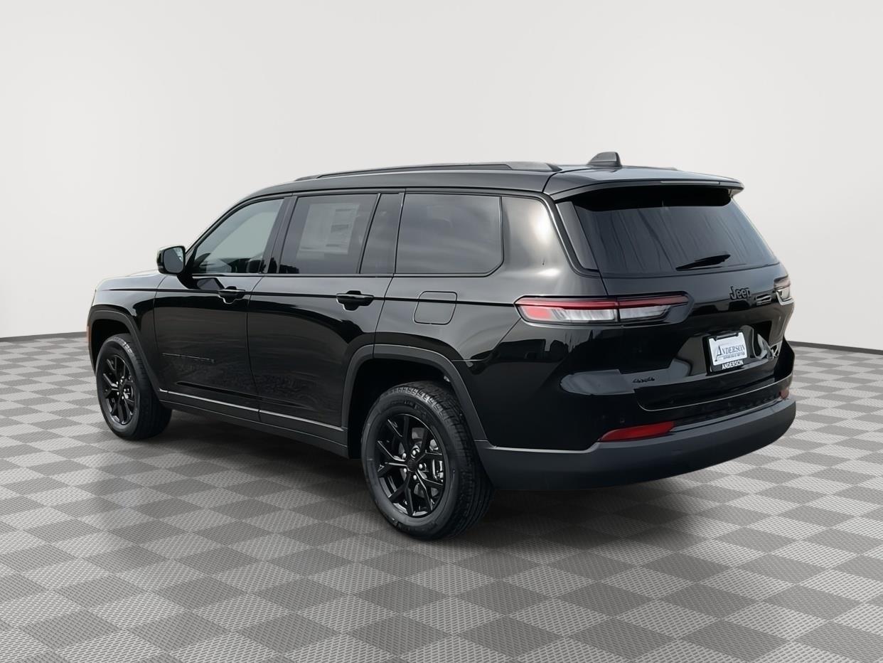 2025 Toyota RAV4 LE photo 3