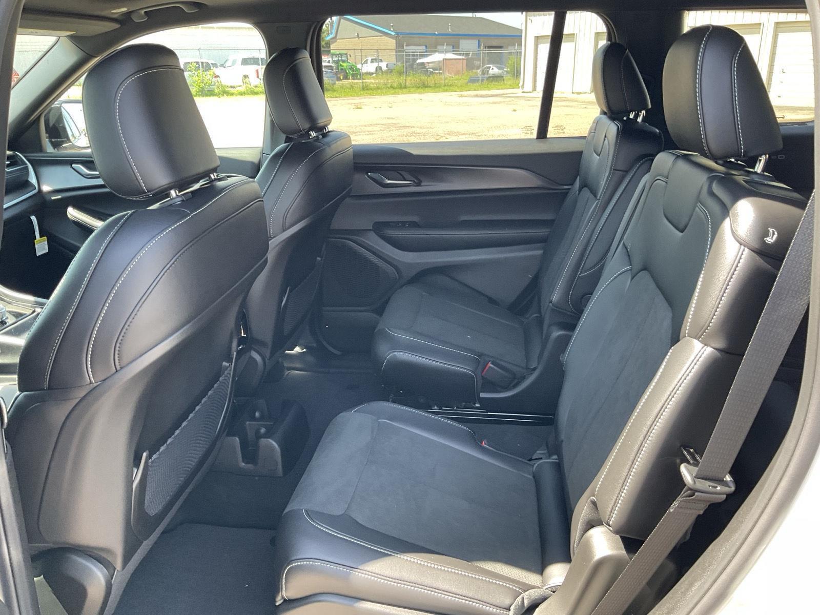 2025 Jeep Grand Cherokee Laredo Altitude X photo 12