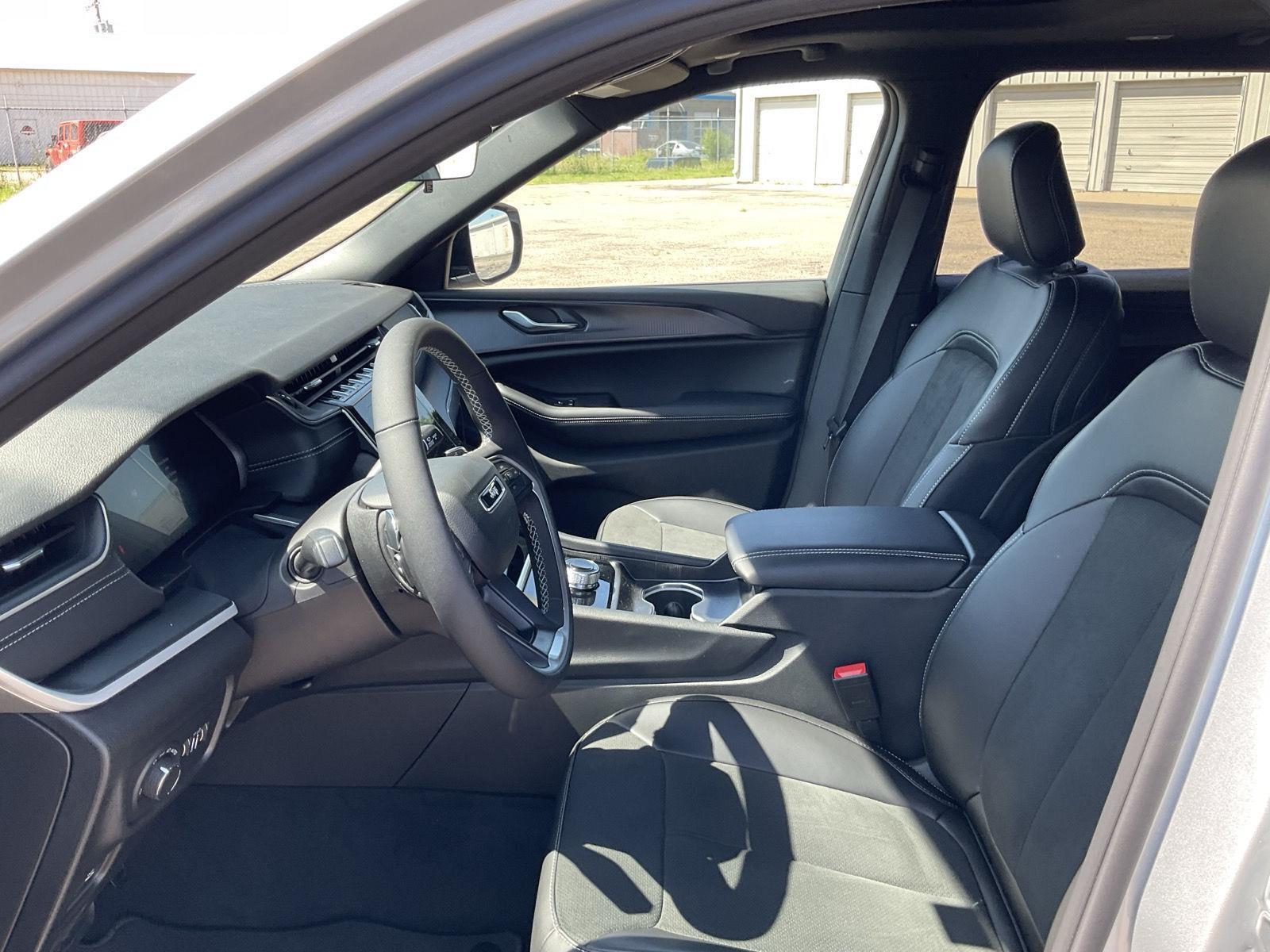 2025 Jeep Grand Cherokee Laredo Altitude X photo 16