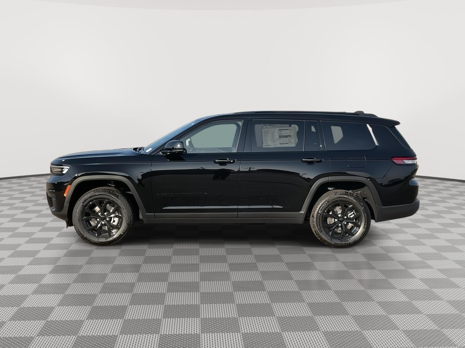 2025 Jeep Grand Cherokee Laredo Altitude X photo 2