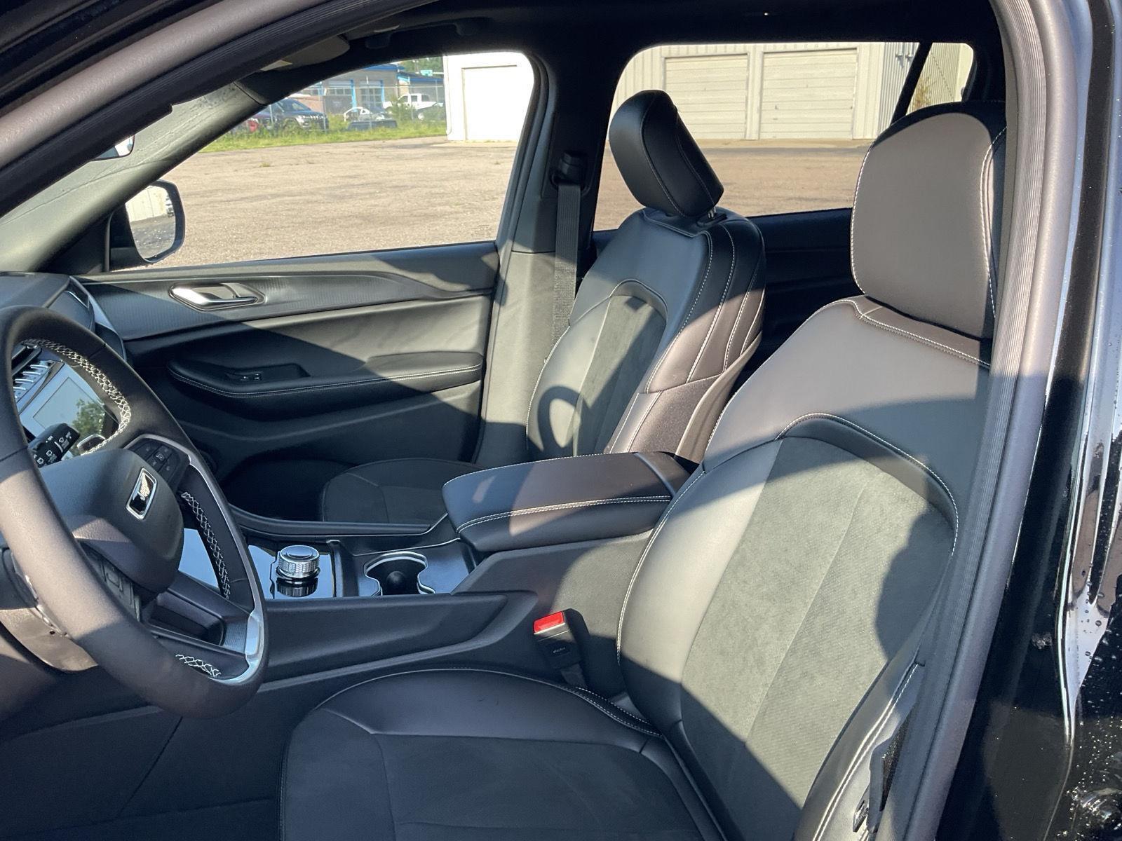 2025 Jeep Grand Cherokee Laredo Altitude X photo 13