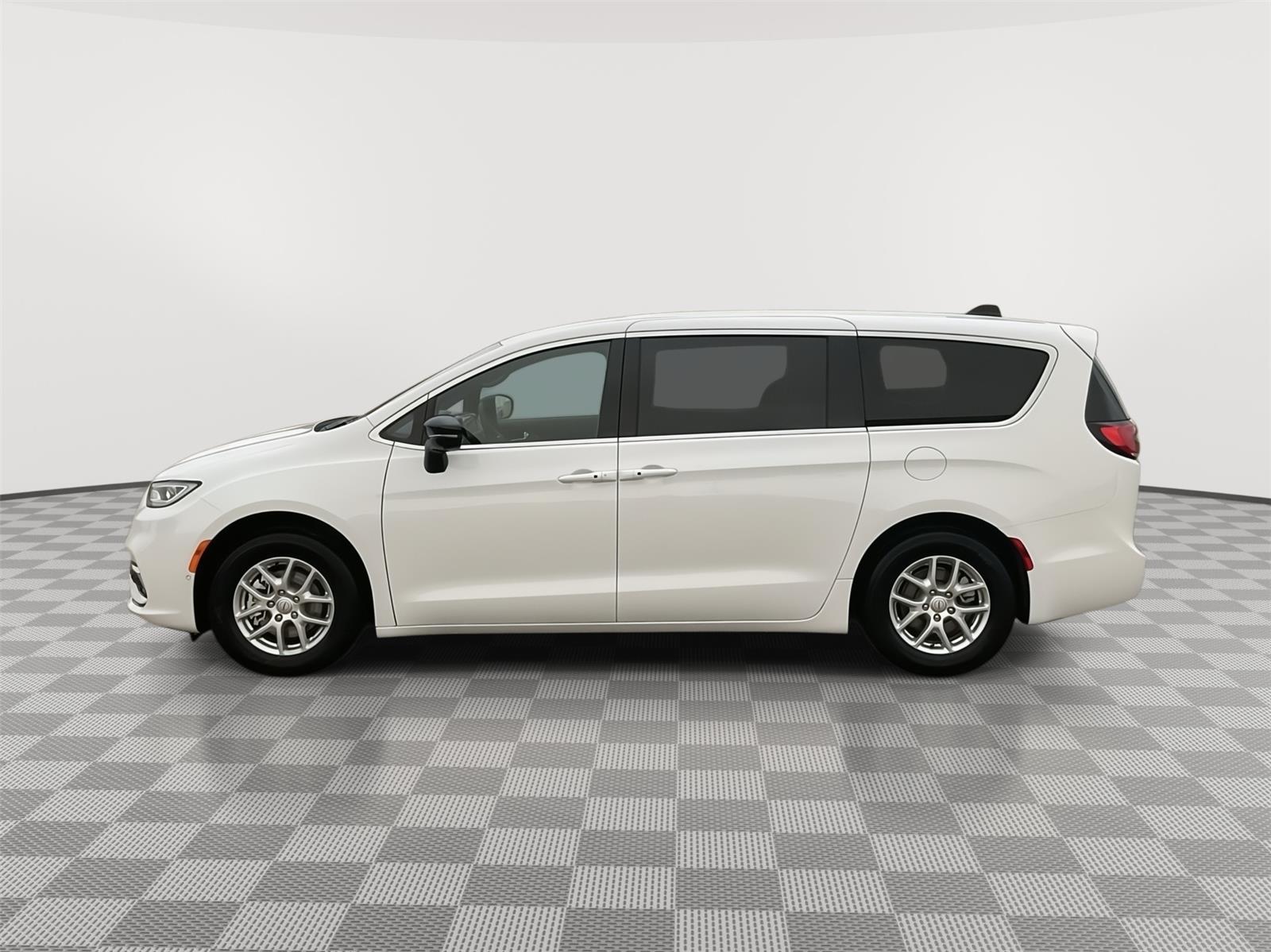 2026 Chrysler Pacifica photo 2