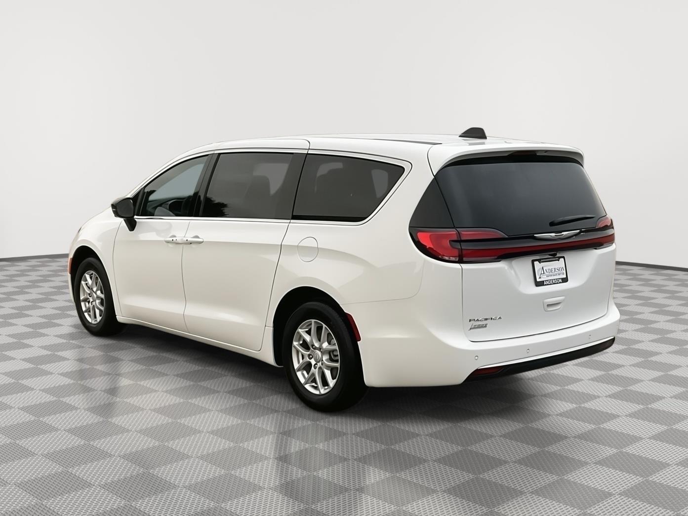 2026 Chrysler Pacifica photo 3