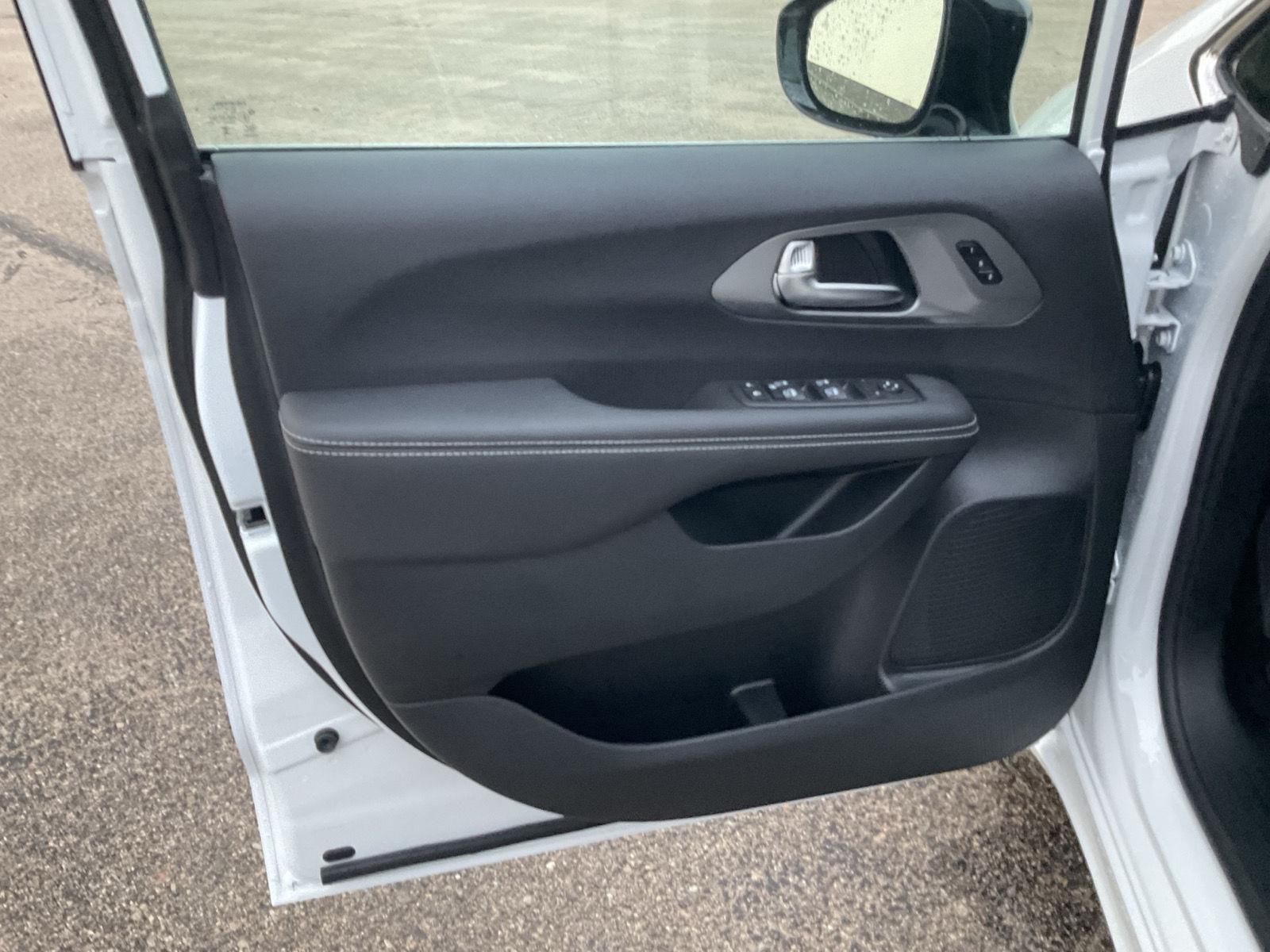 New 2026 Chrysler Pacifica Select Minivan for sale in Grand Island NE