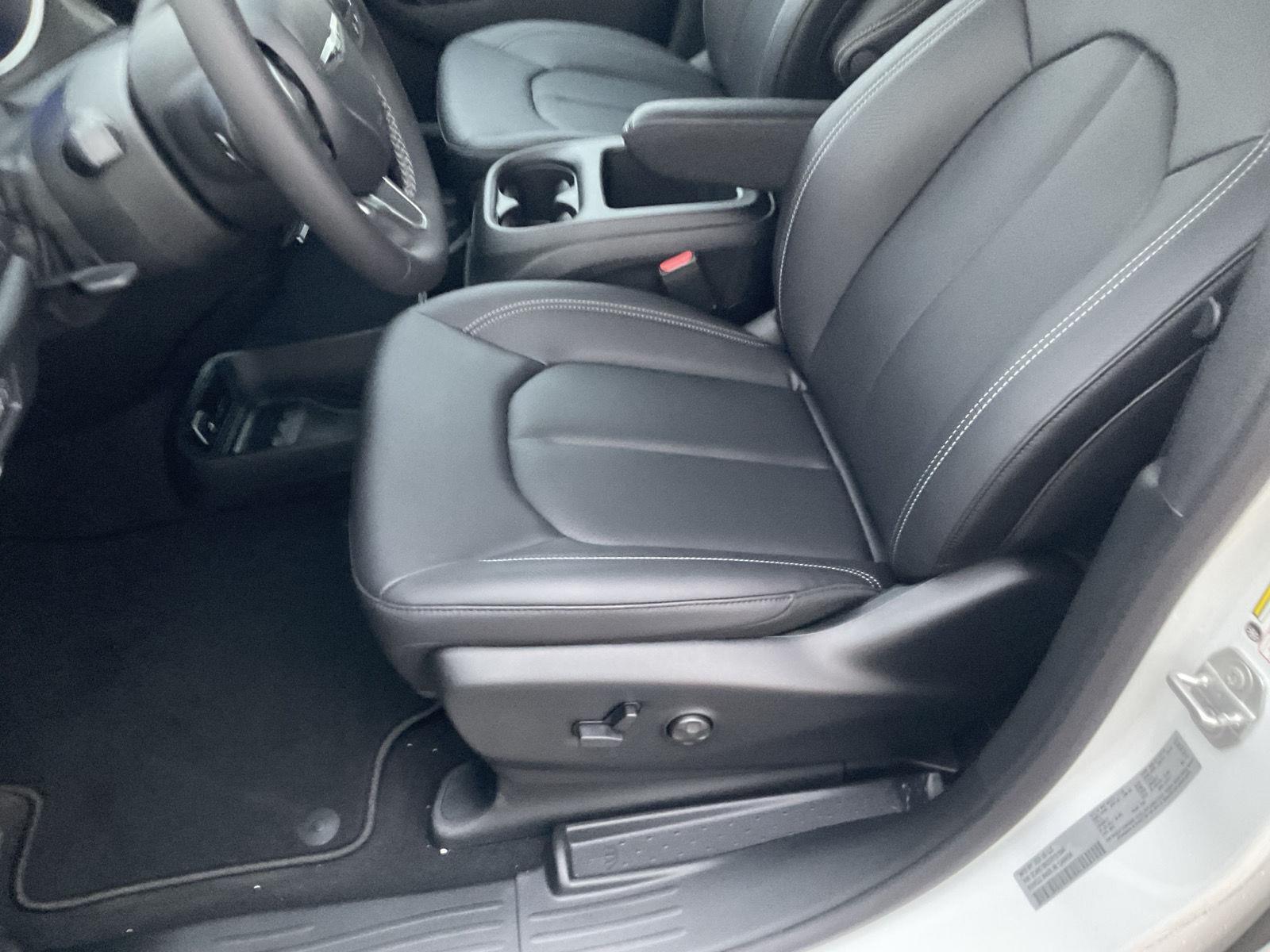 New 2026 Chrysler Pacifica Select Minivan for sale in Grand Island NE