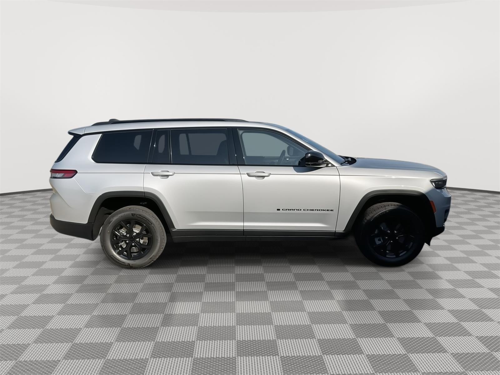 2025 Jeep Grand Cherokee Laredo photo 5