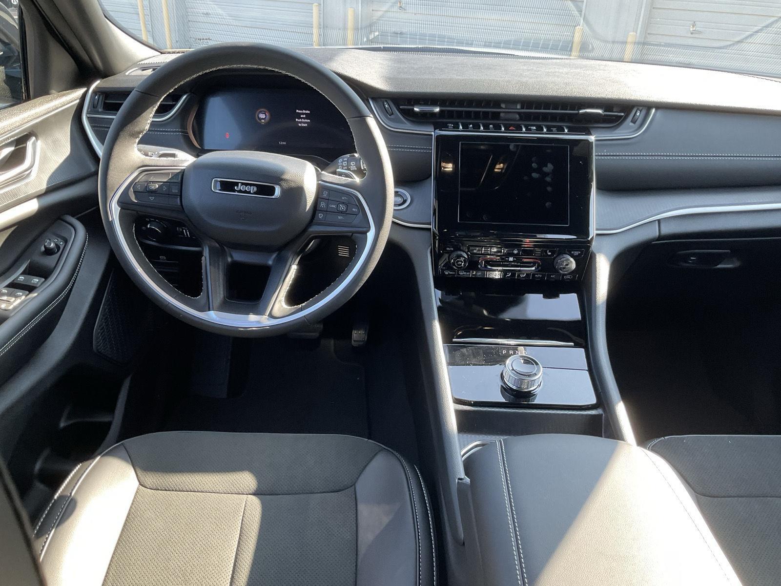 2025 Jeep Grand Cherokee Laredo photo 17