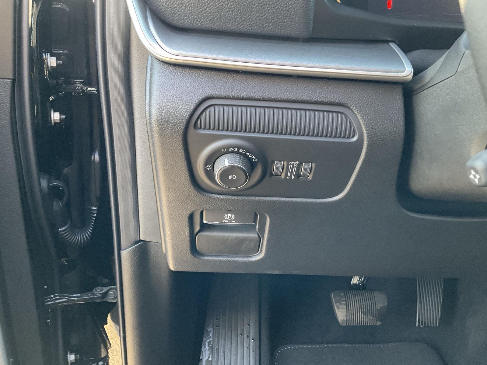 2025 Jeep Wagoneer Series II Carbide photo 12