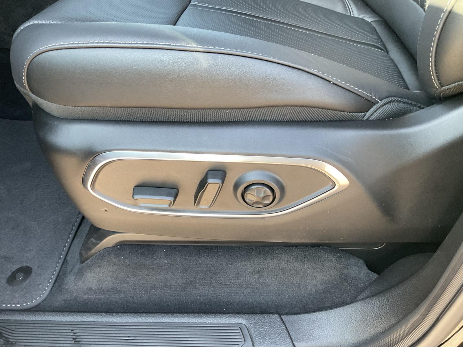 2025 Jeep Wagoneer Series II Carbide photo 17