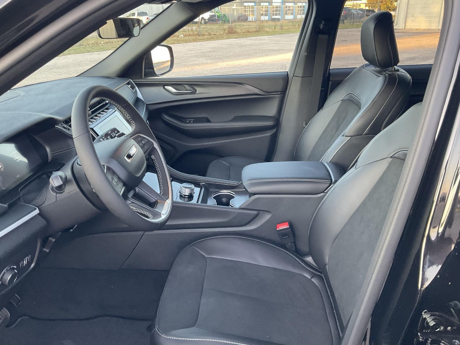 2025 Jeep Grand Cherokee Altitude X photo 13