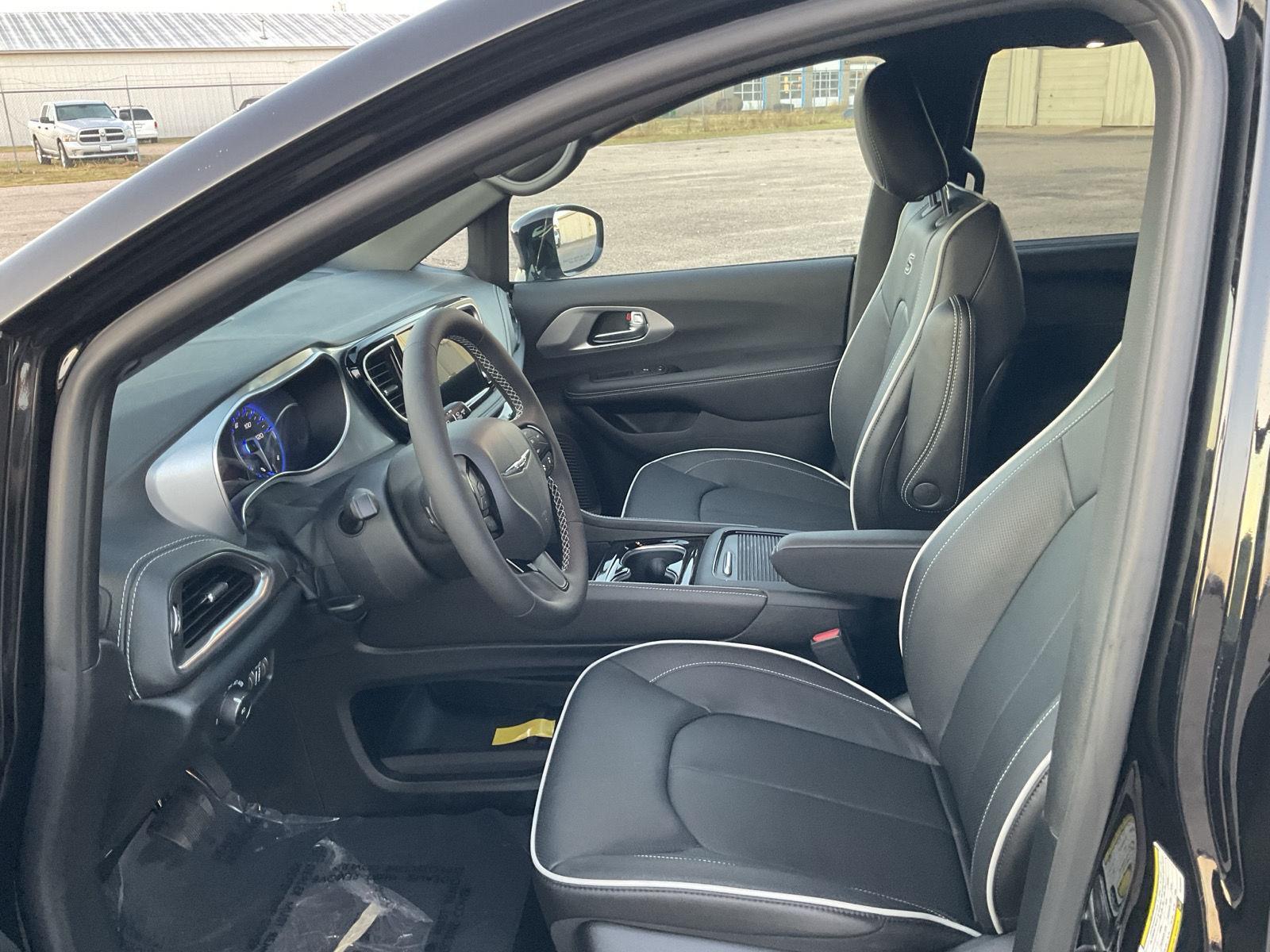 New 2026 Chrysler Pacifica Limited Minivan for sale in Grand Island NE