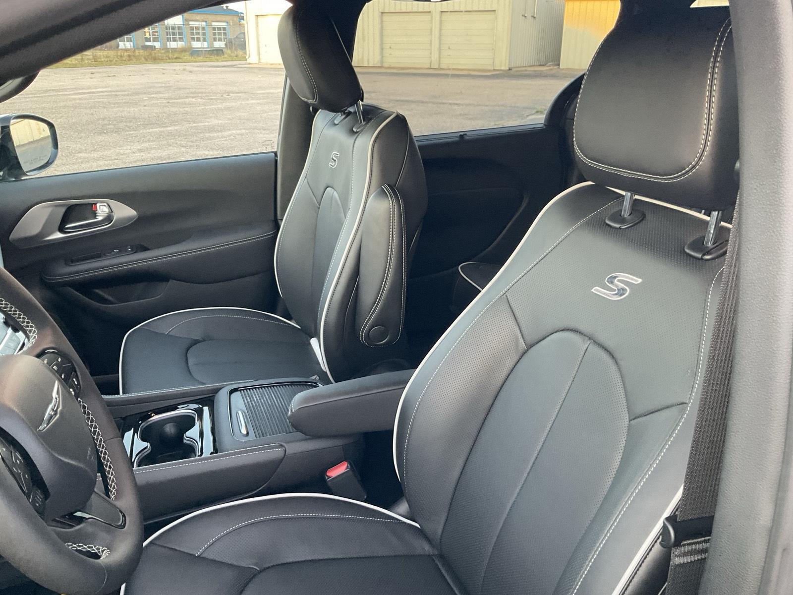 New 2026 Chrysler Pacifica Limited Minivan for sale in Grand Island NE