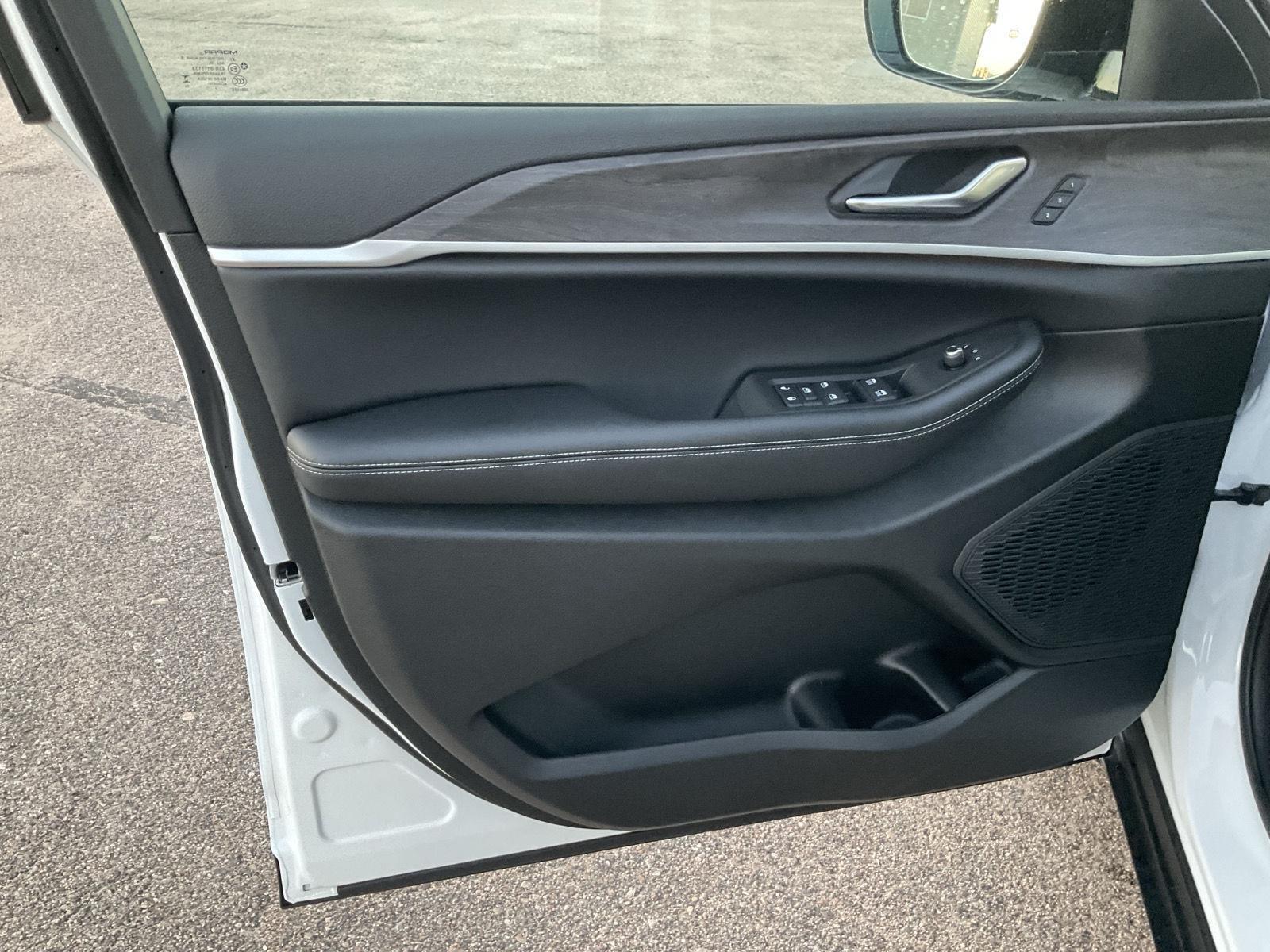 New 2025 Jeep Grand Cherokee L for sale in Grand Island NE