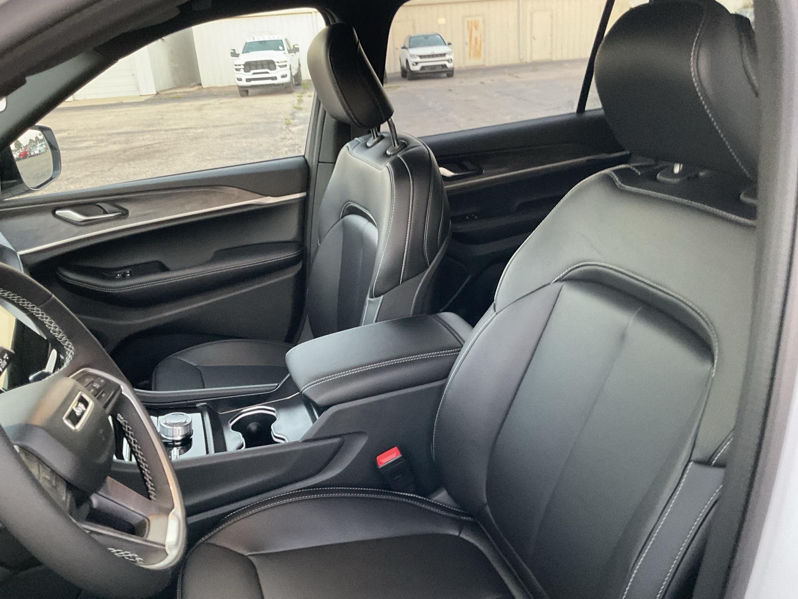 New 2025 Jeep Grand Cherokee L for sale in Grand Island NE