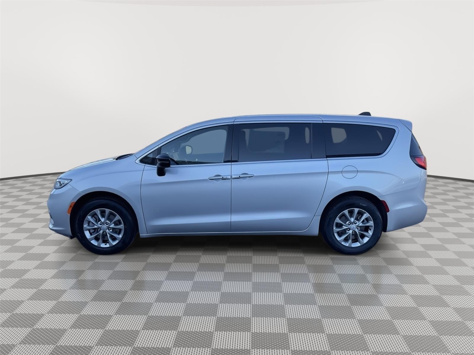 2026 Chrysler Pacifica photo 2