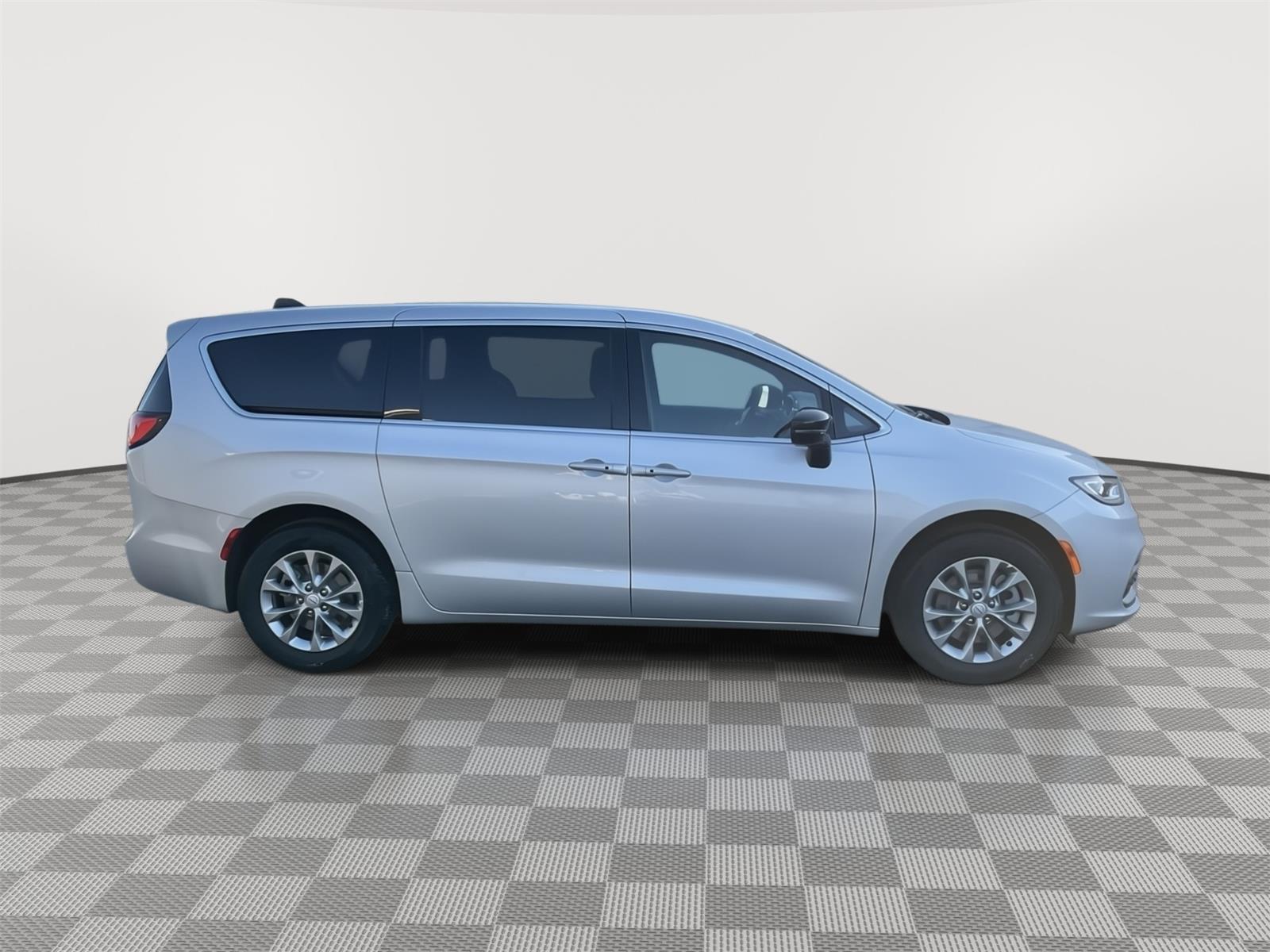 2026 Chrysler Pacifica photo 6