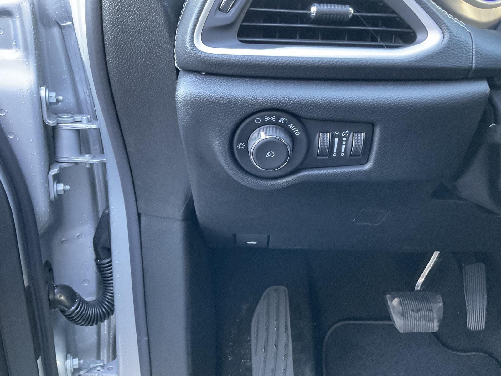 2026 Chrysler Pacifica photo 12