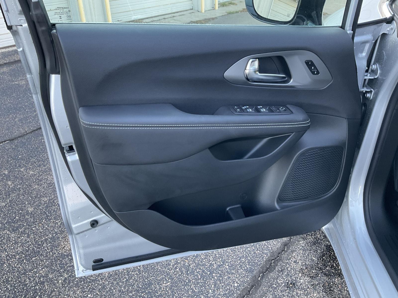 2026 Chrysler Pacifica photo 13