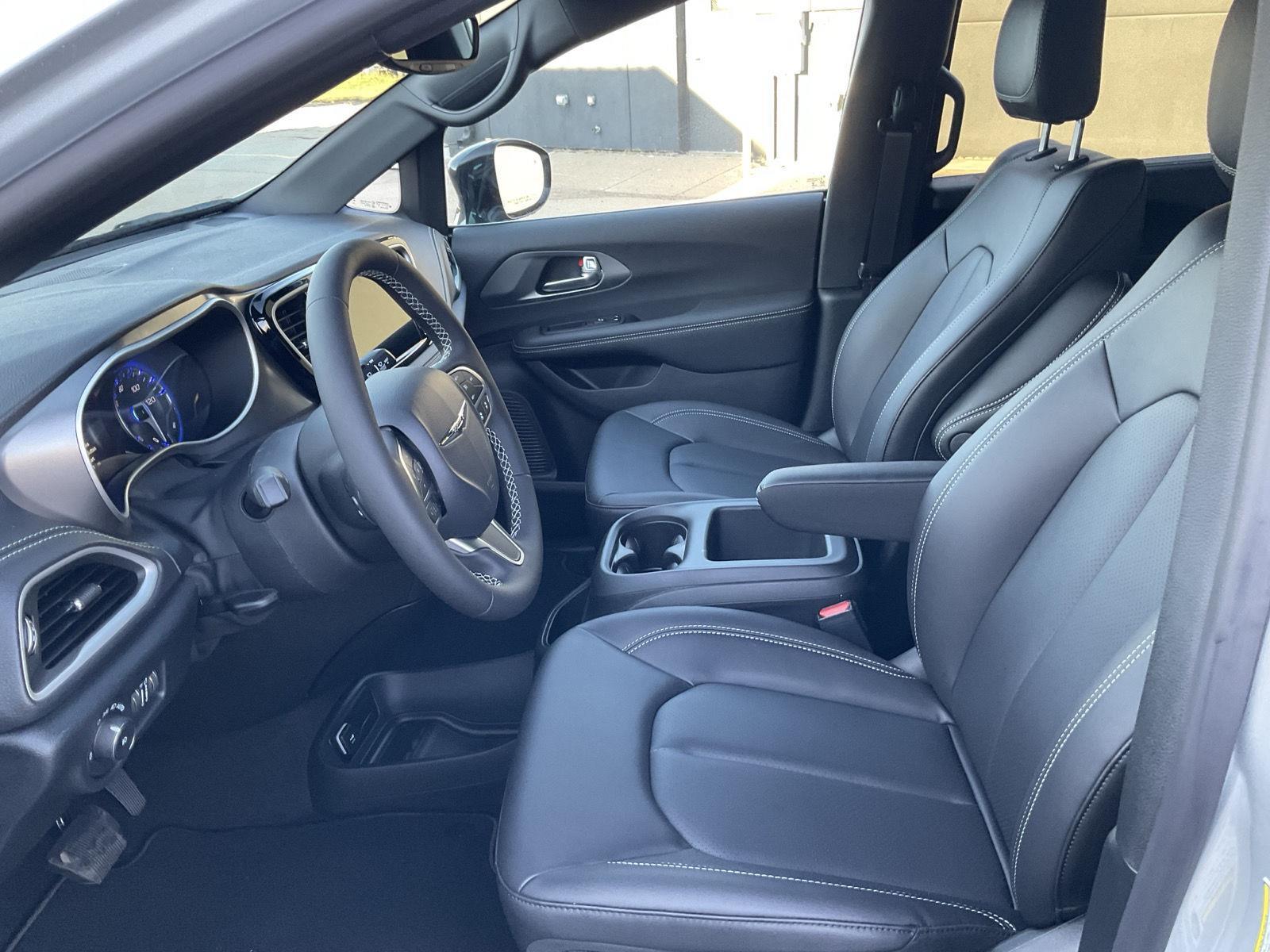 2026 Chrysler Pacifica photo 14