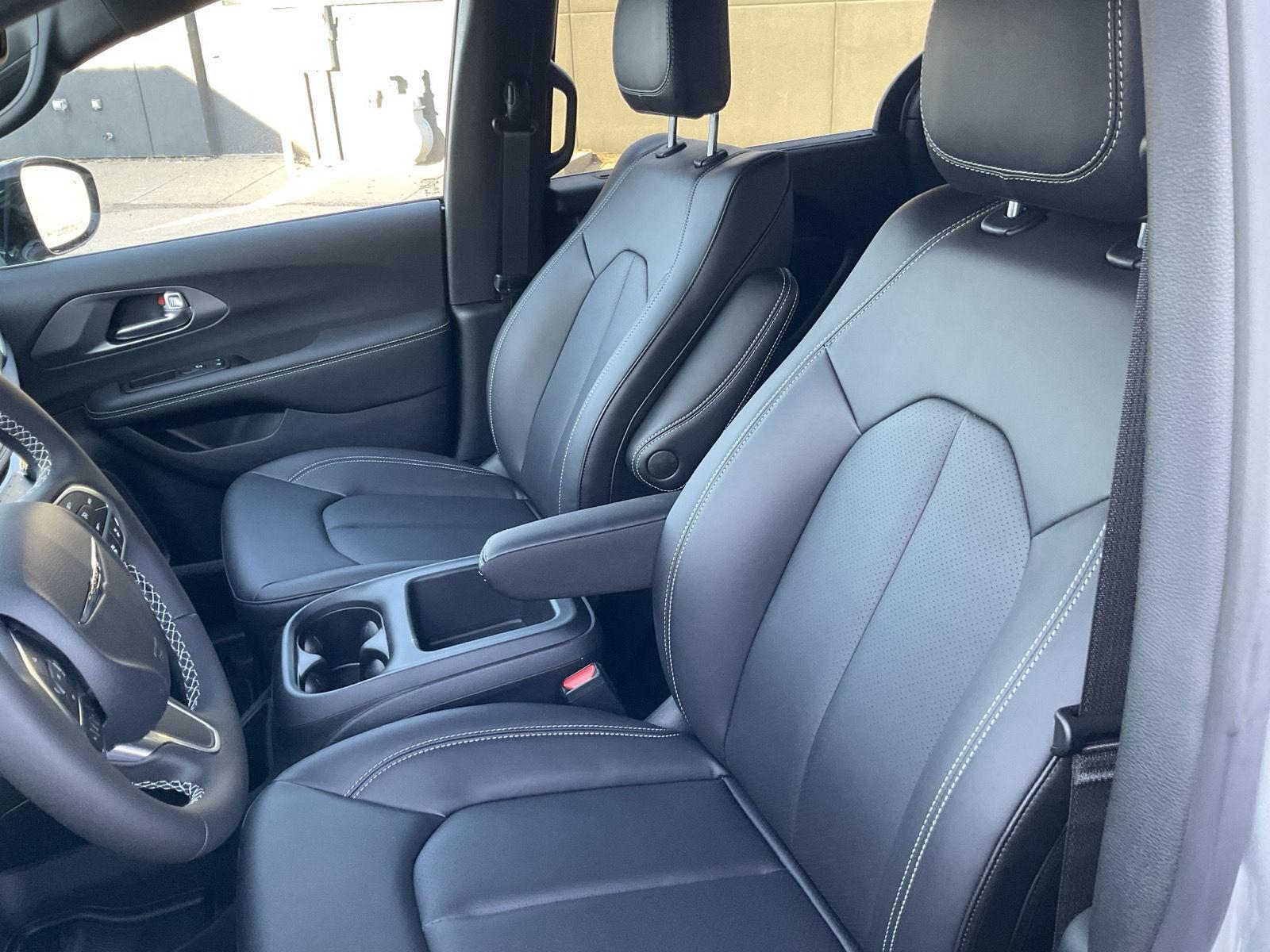 2026 Chrysler Pacifica photo 15