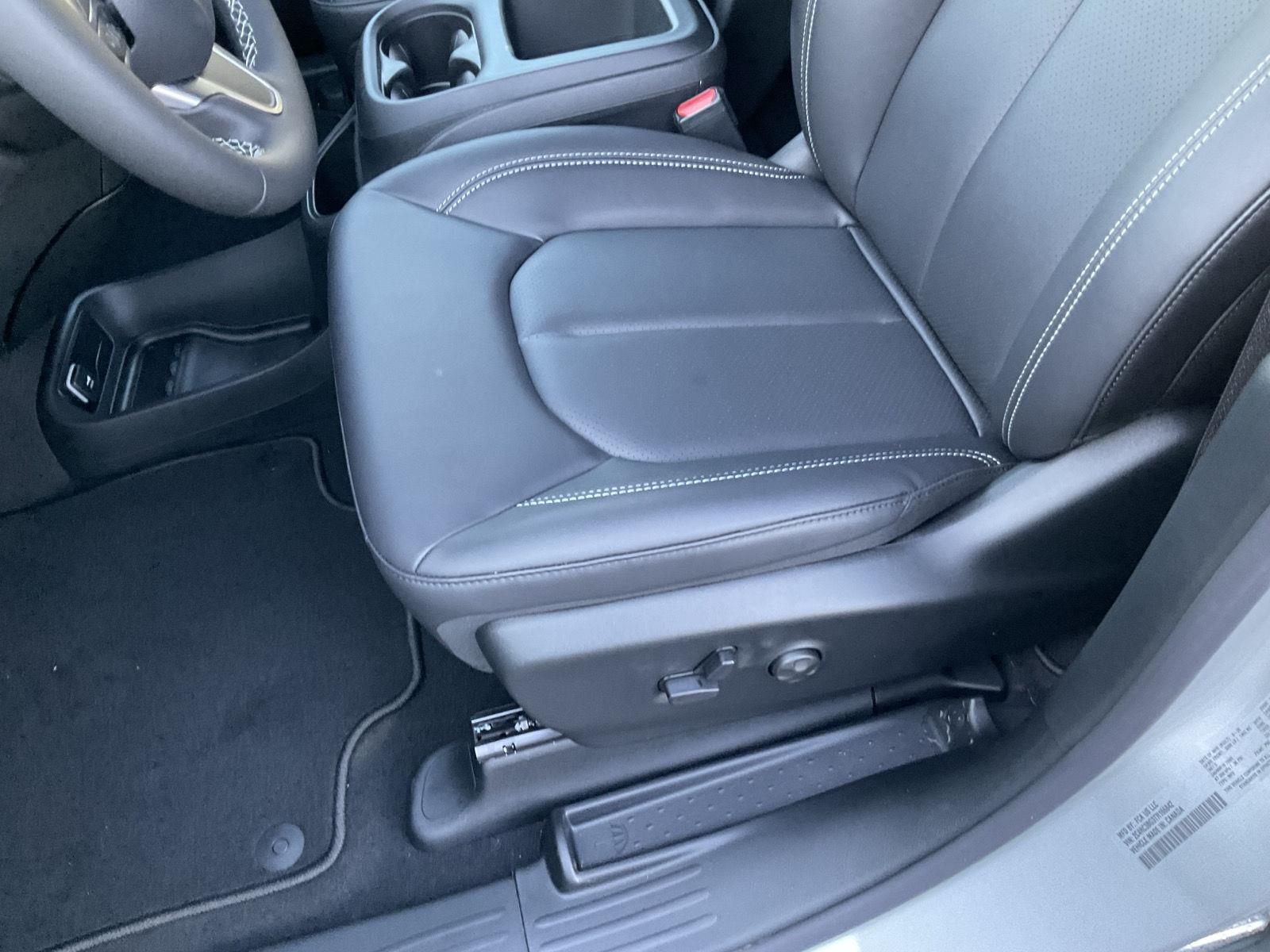 2026 Chrysler Pacifica photo 16