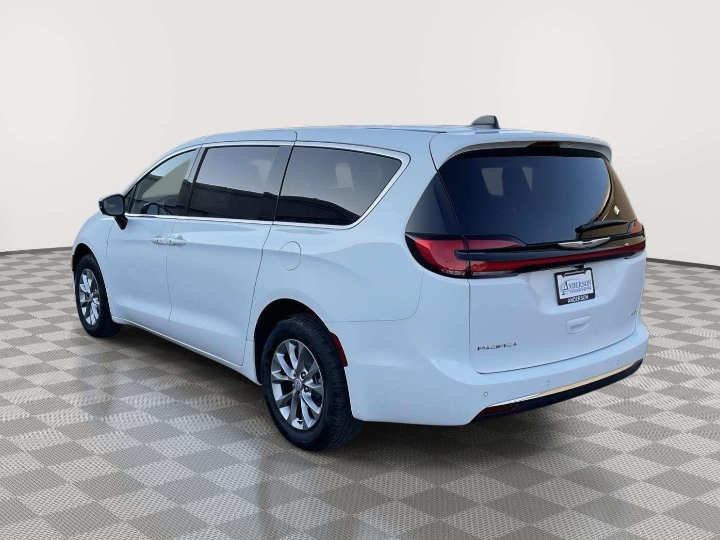 2026 Chrysler Pacifica photo 2