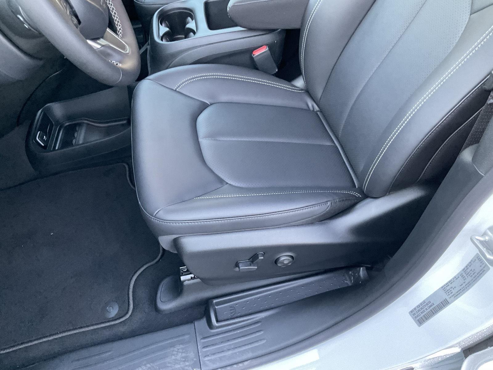 New 2026 Chrysler Pacifica Select Minivan for sale in Grand Island NE