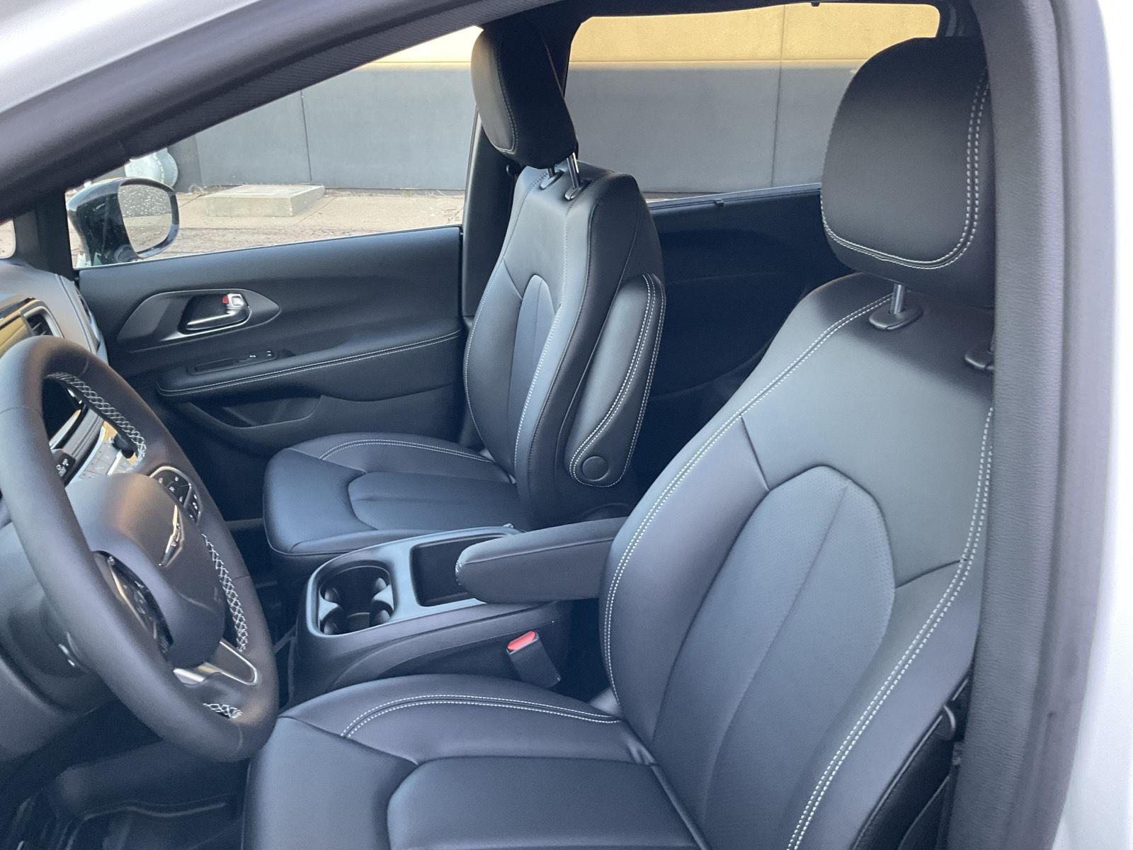 New 2026 Chrysler Pacifica Select Minivan for sale in Grand Island NE