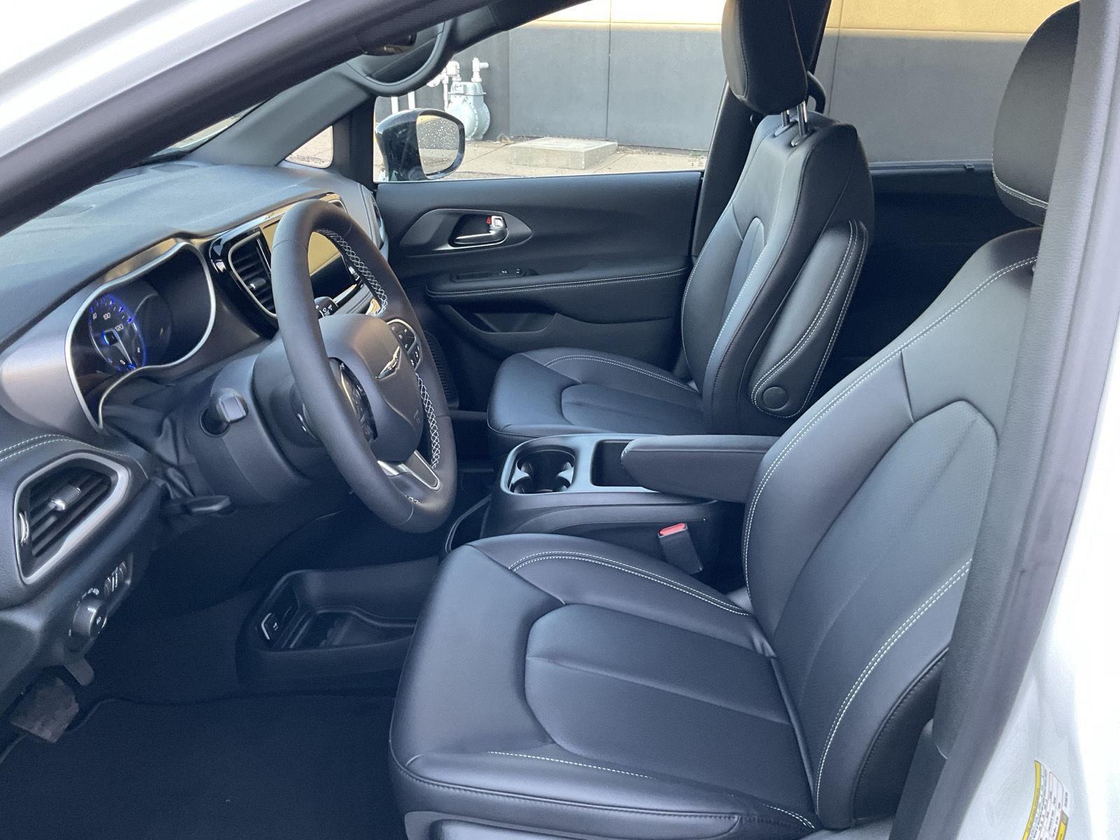 New 2026 Chrysler Pacifica Select Minivan for sale in Grand Island NE