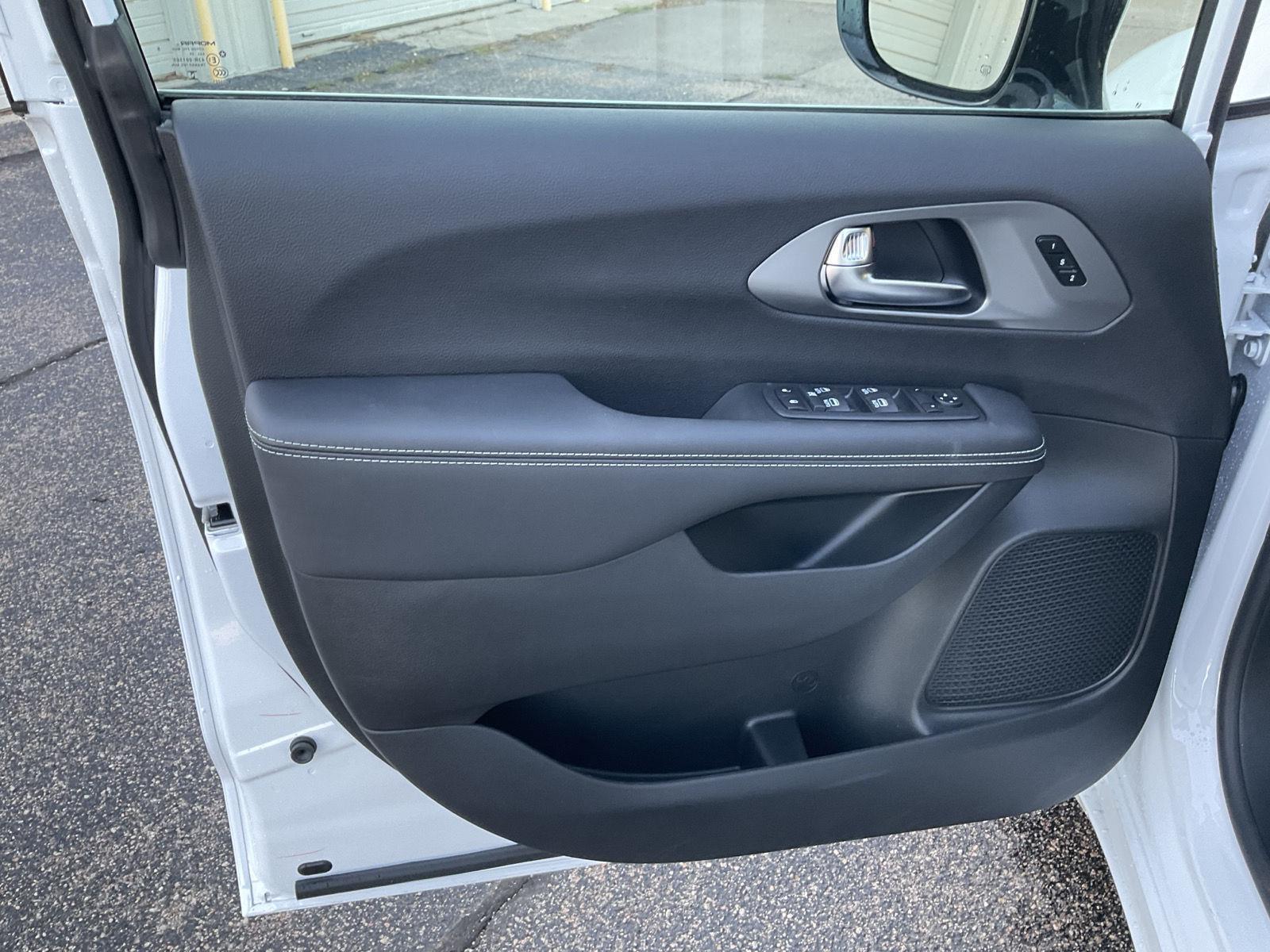 New 2026 Chrysler Pacifica Select Minivan for sale in Grand Island NE