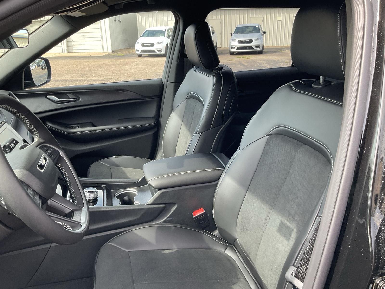 New 2025 Jeep Grand Cherokee L for sale in Grand Island NE