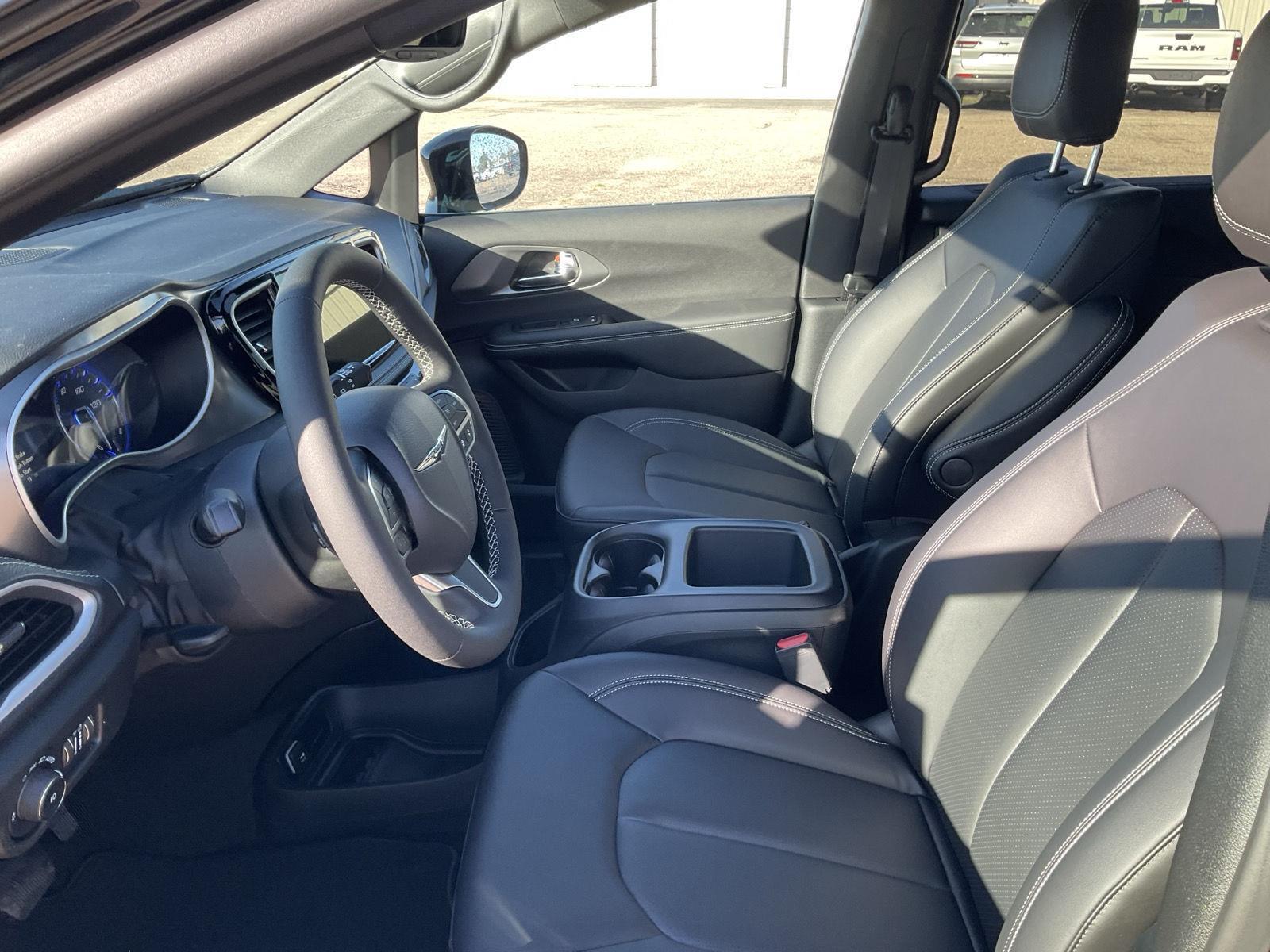 New 2026 Chrysler Pacifica Select Minivan for sale in Grand Island NE