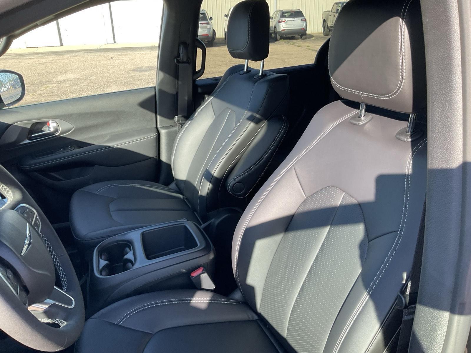 New 2026 Chrysler Pacifica Select Minivan for sale in Grand Island NE