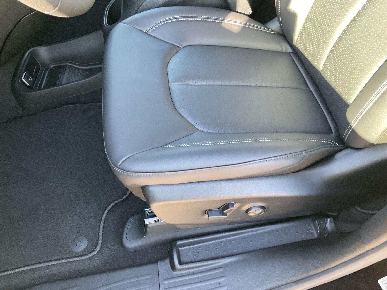 New 2026 Chrysler Pacifica Select Minivan for sale in Grand Island NE