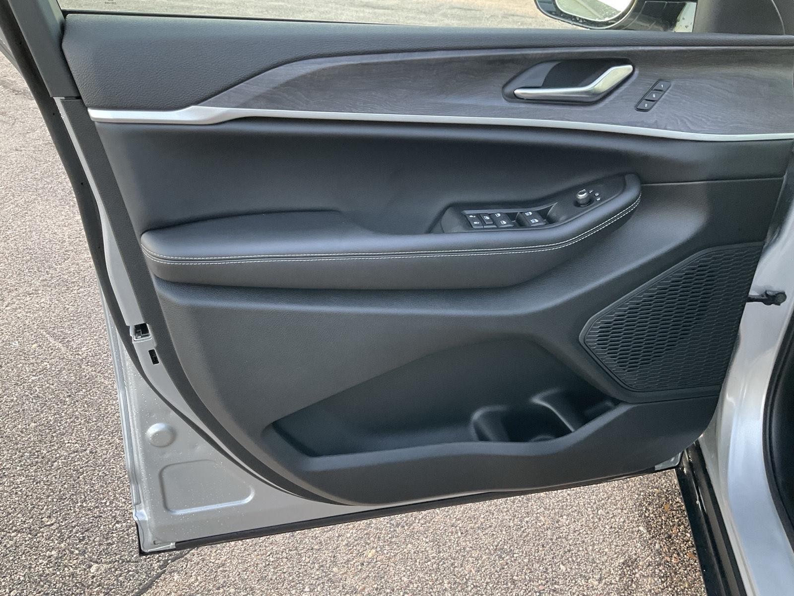 New 2025 Jeep Grand Cherokee L for sale in Grand Island NE