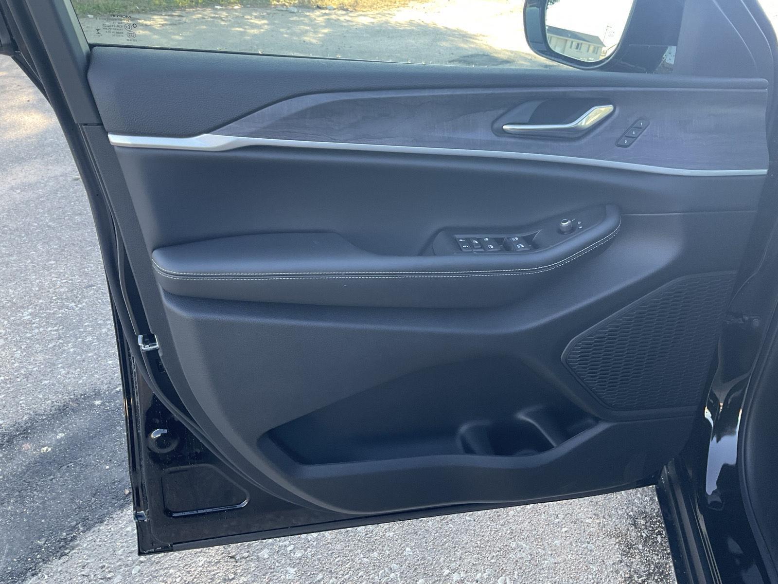 New 2025 Jeep Grand Cherokee Limited SUV/Crossover for sale in Grand Island NE