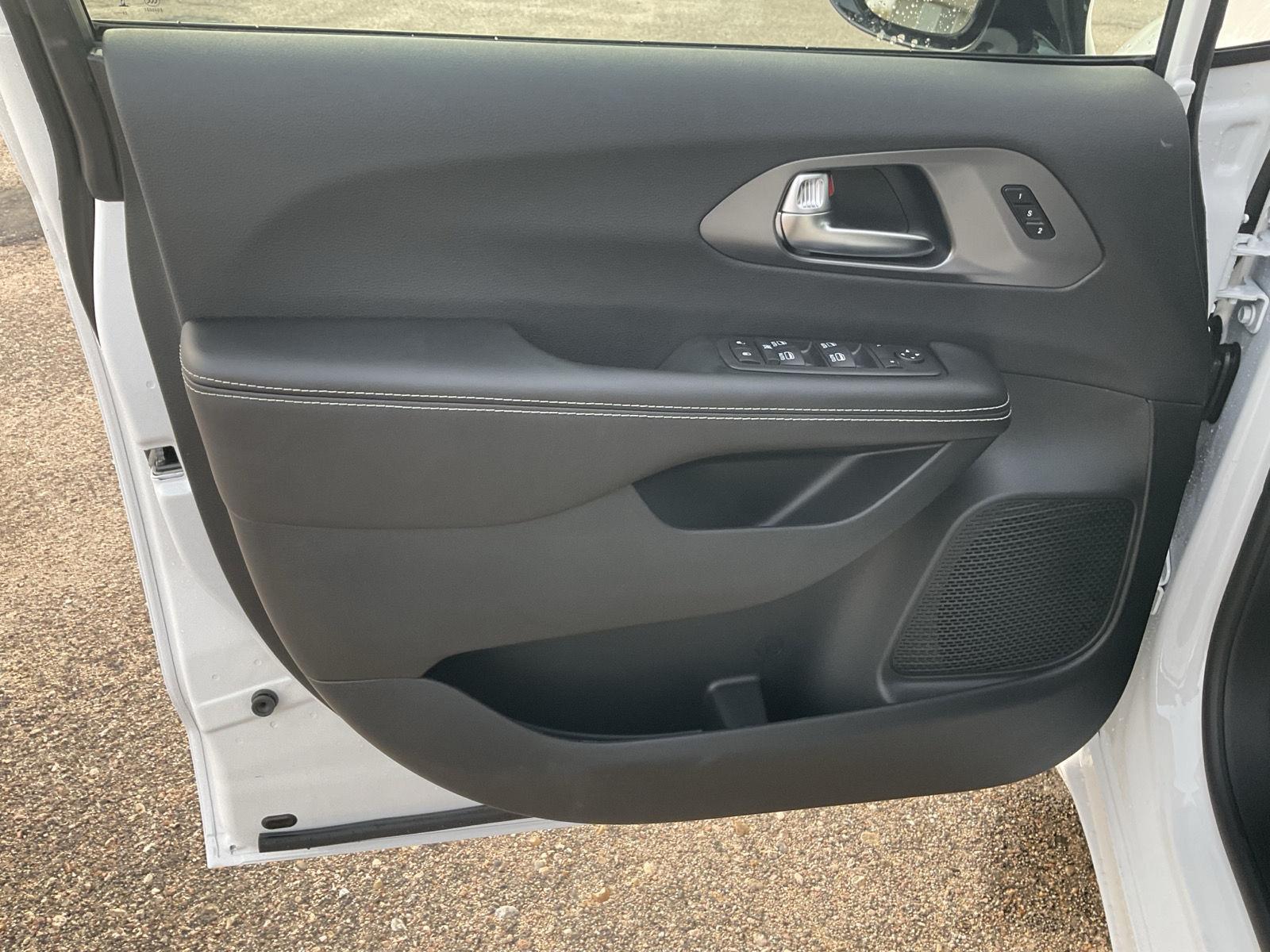 New 2026 Chrysler Pacifica Select Minivan for sale in Grand Island NE